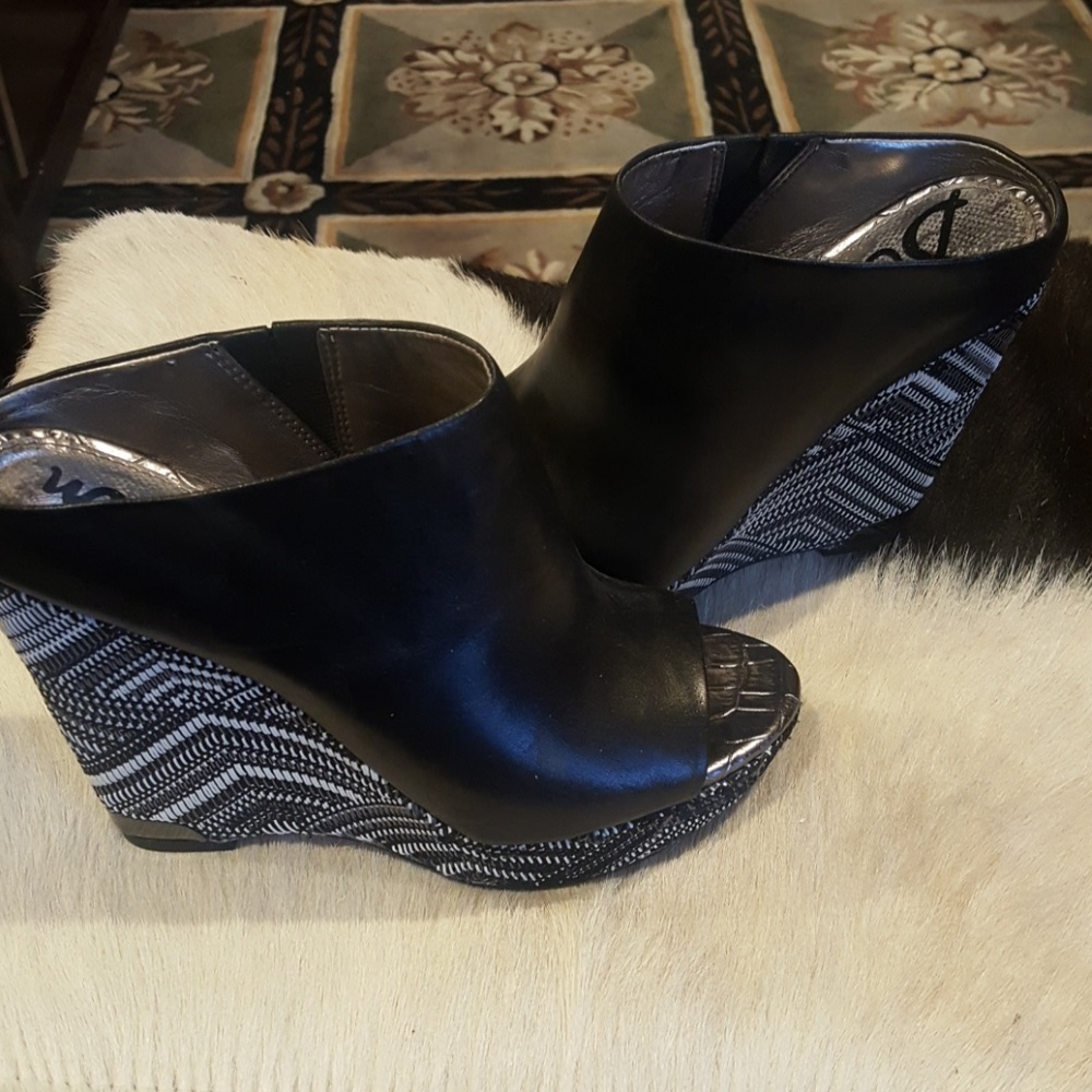 Black wedges